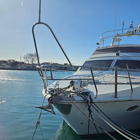 Nuit Insolite Bateau A Quai - Port Saint Louis Du Rhone 외부 사진
