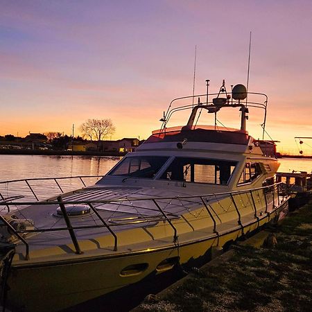 Nuit Insolite Bateau A Quai - Port Saint Louis Du Rhone 외부 사진
