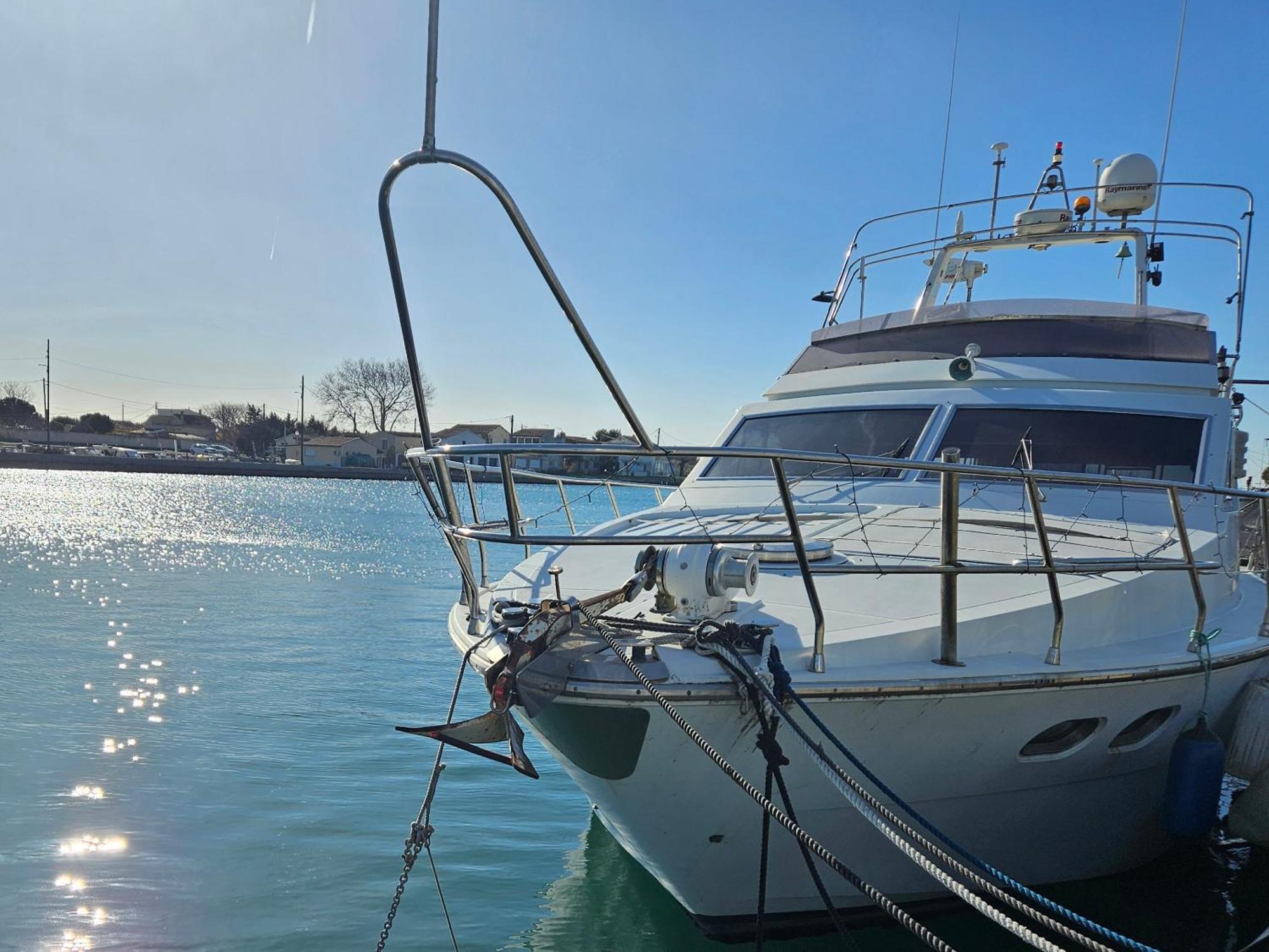 Nuit Insolite Bateau A Quai - Port Saint Louis Du Rhone 외부 사진