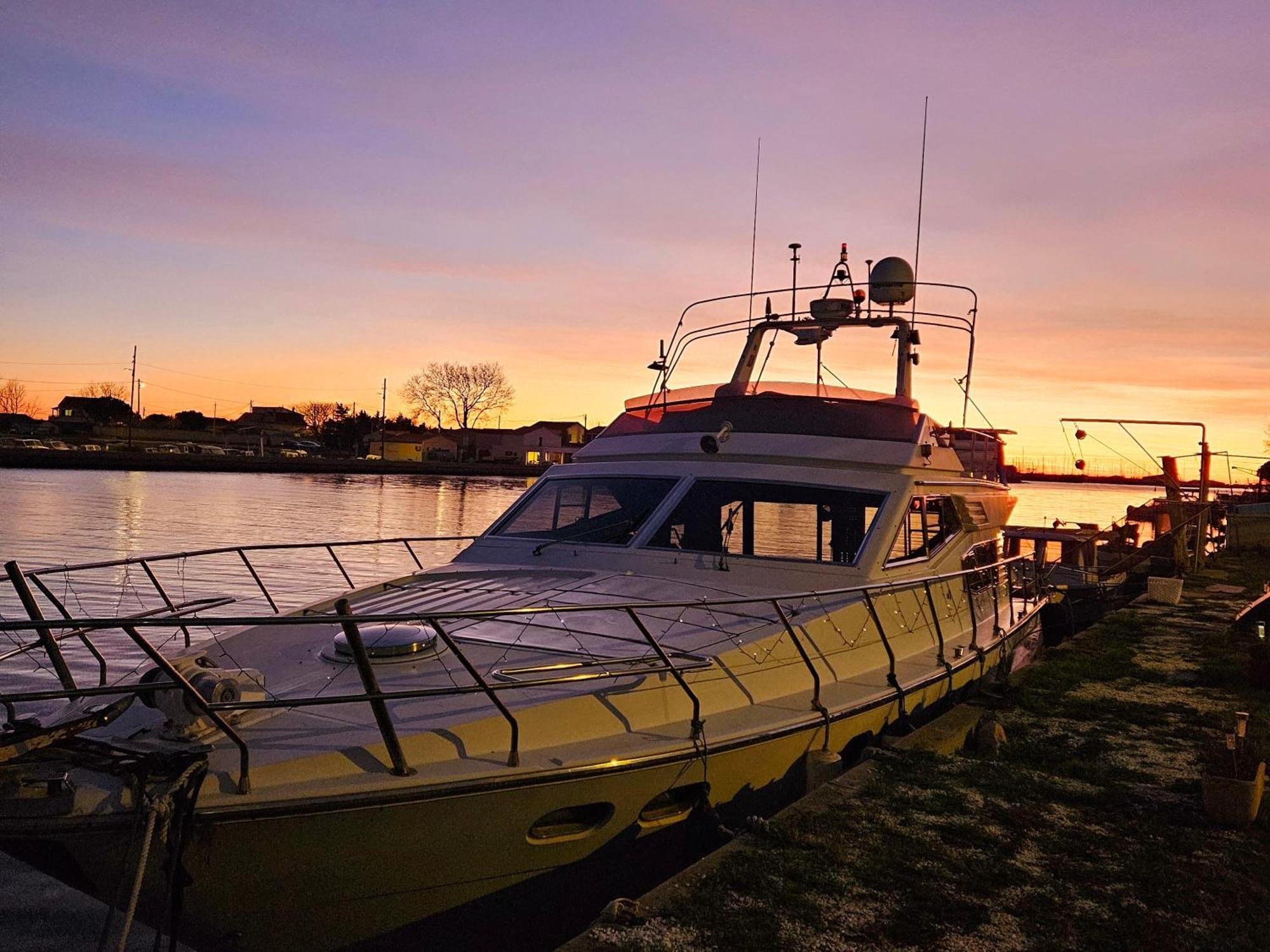 Nuit Insolite Bateau A Quai - Port Saint Louis Du Rhone 외부 사진