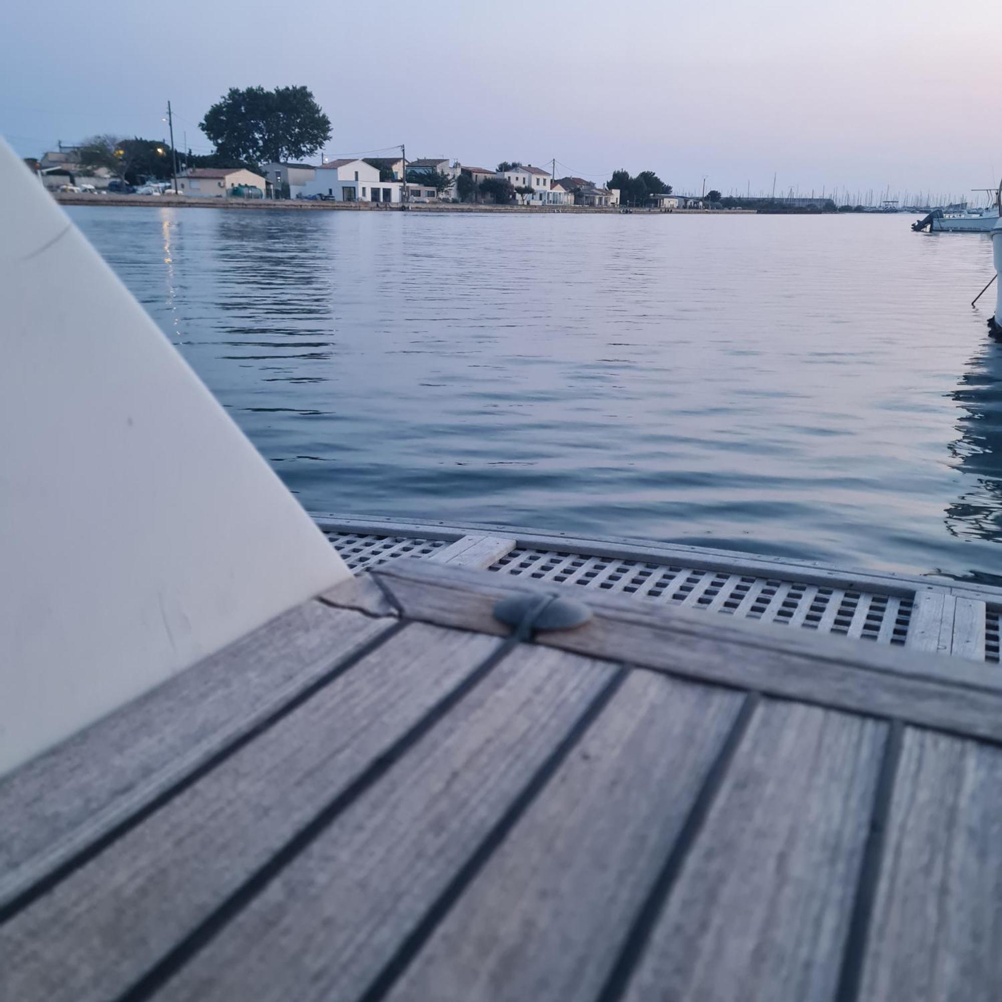 Nuit Insolite Bateau A Quai - Port Saint Louis Du Rhone 외부 사진