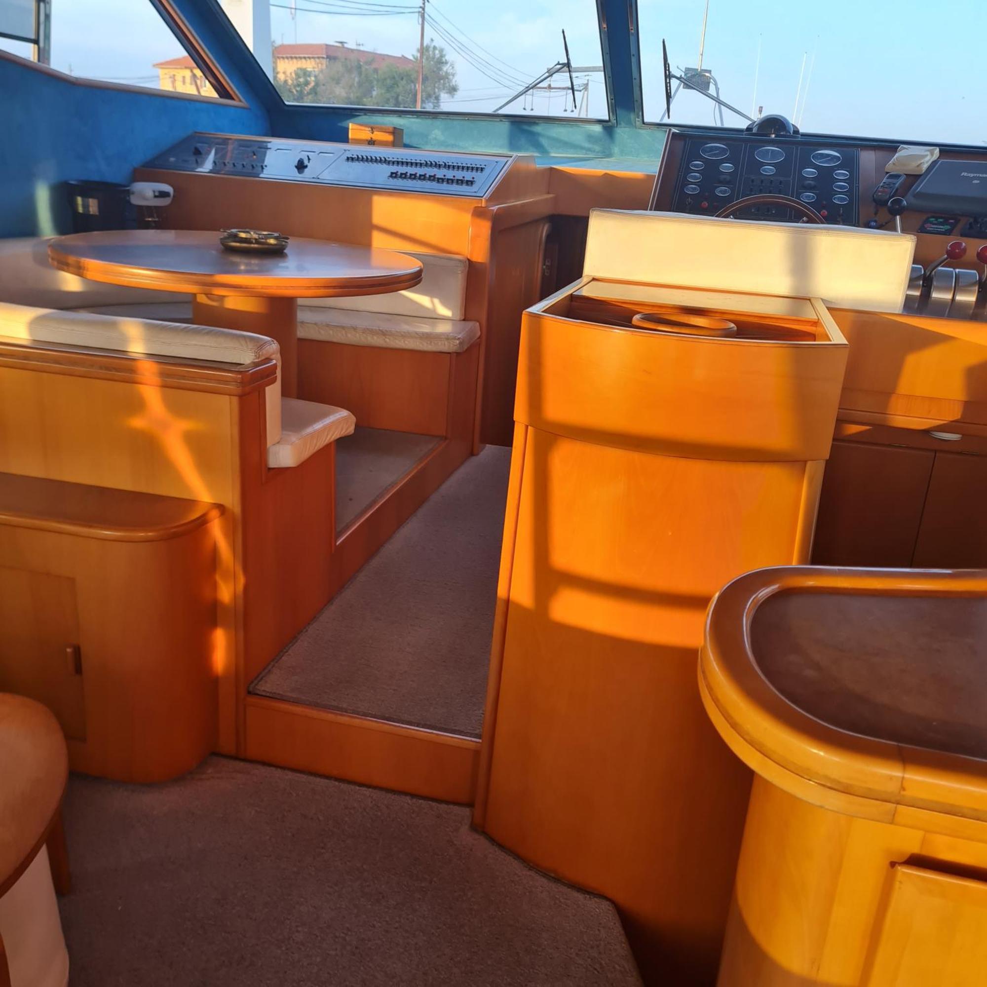 Nuit Insolite Bateau A Quai - Port Saint Louis Du Rhone 외부 사진